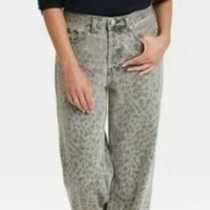 Universal Thread Women's Mid Rise 90s Baggy Leopard Print Button Fly Jeans